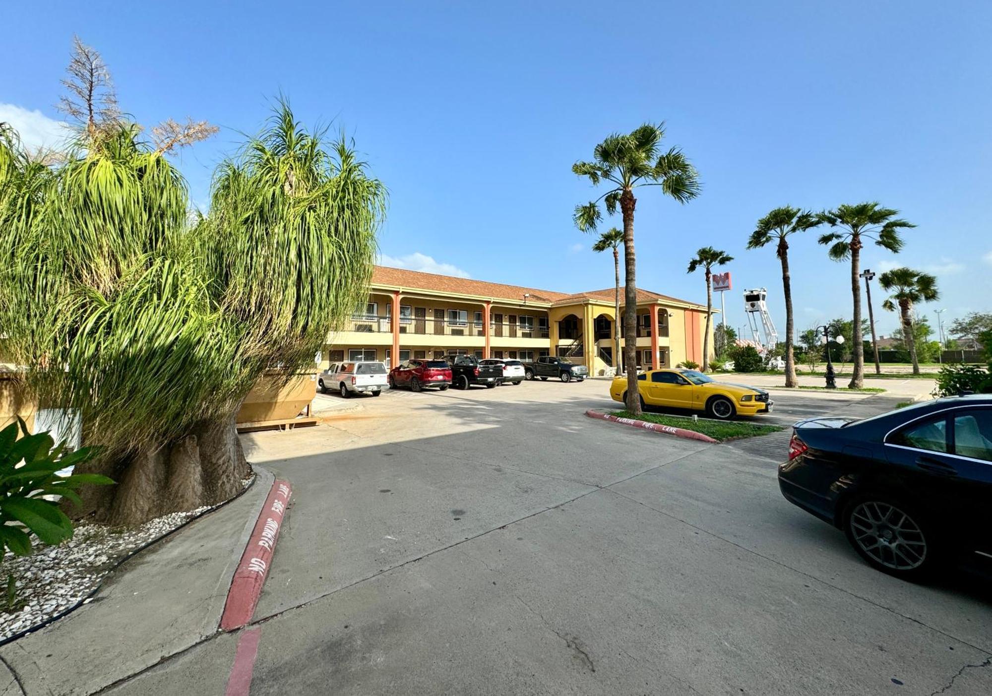 Texas Inn And Suites City Center At University Dr. Edinburg Ngoại thất bức ảnh